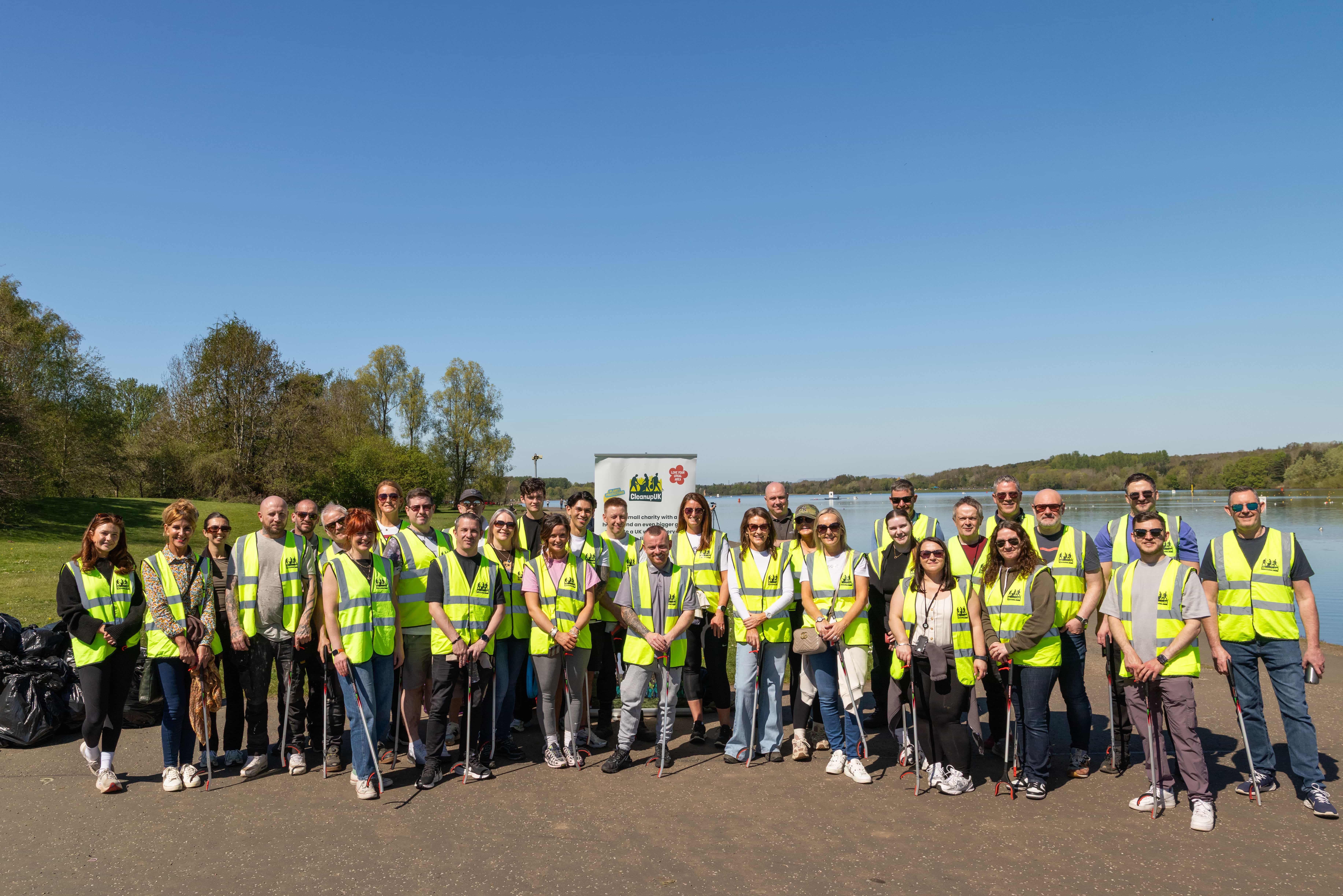 Barratt and David Wilson Homes take part in Strathclyde Park clean-up