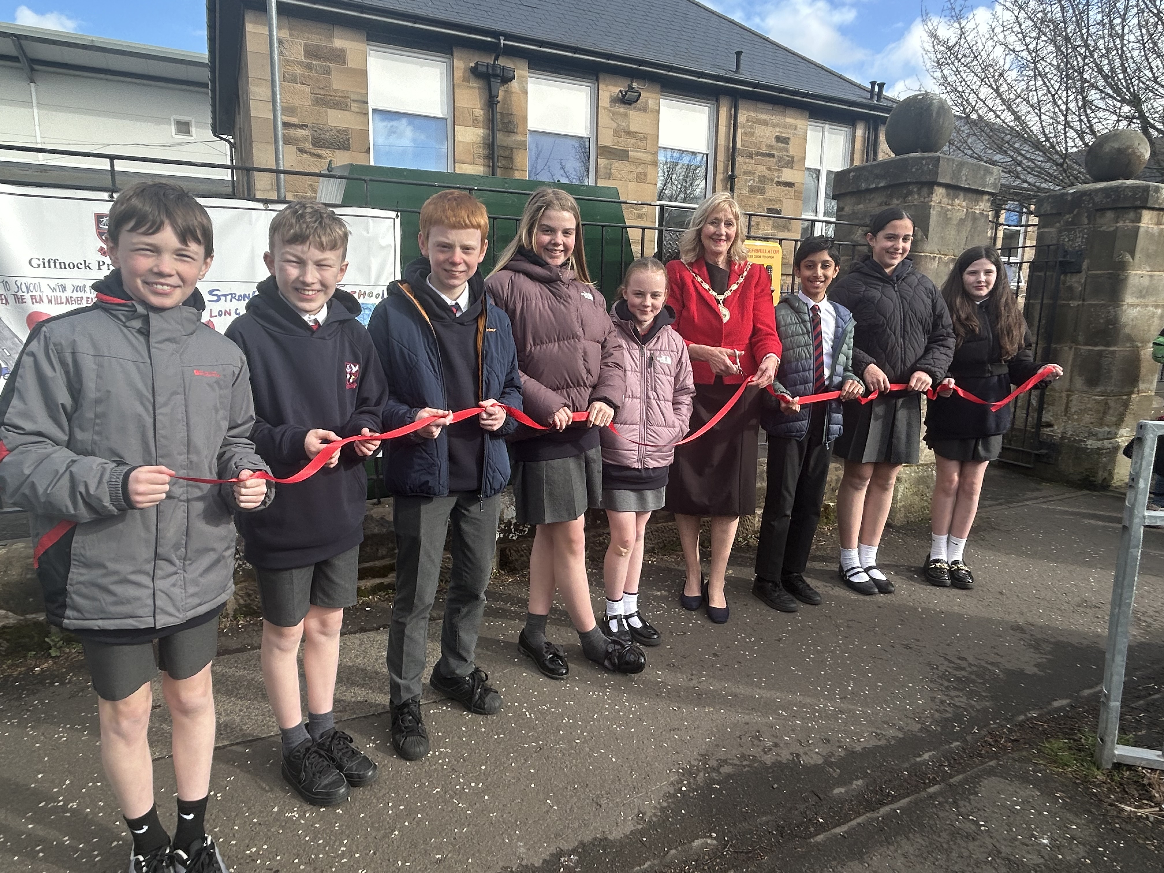 Community defibrillator launched at Giffnock Primary
