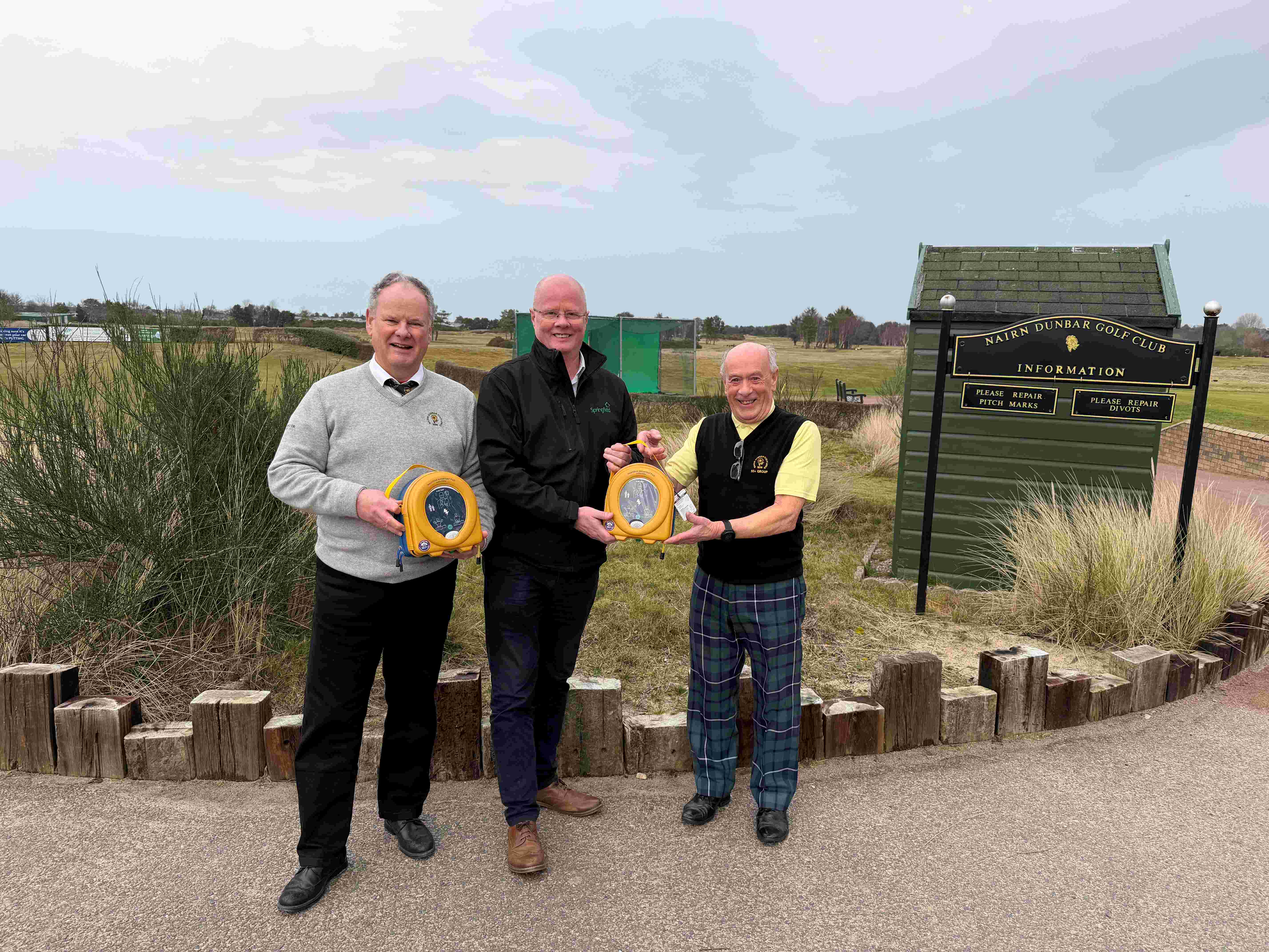 Springfield donates defibrillators to Nairn Dunbar Golf Club