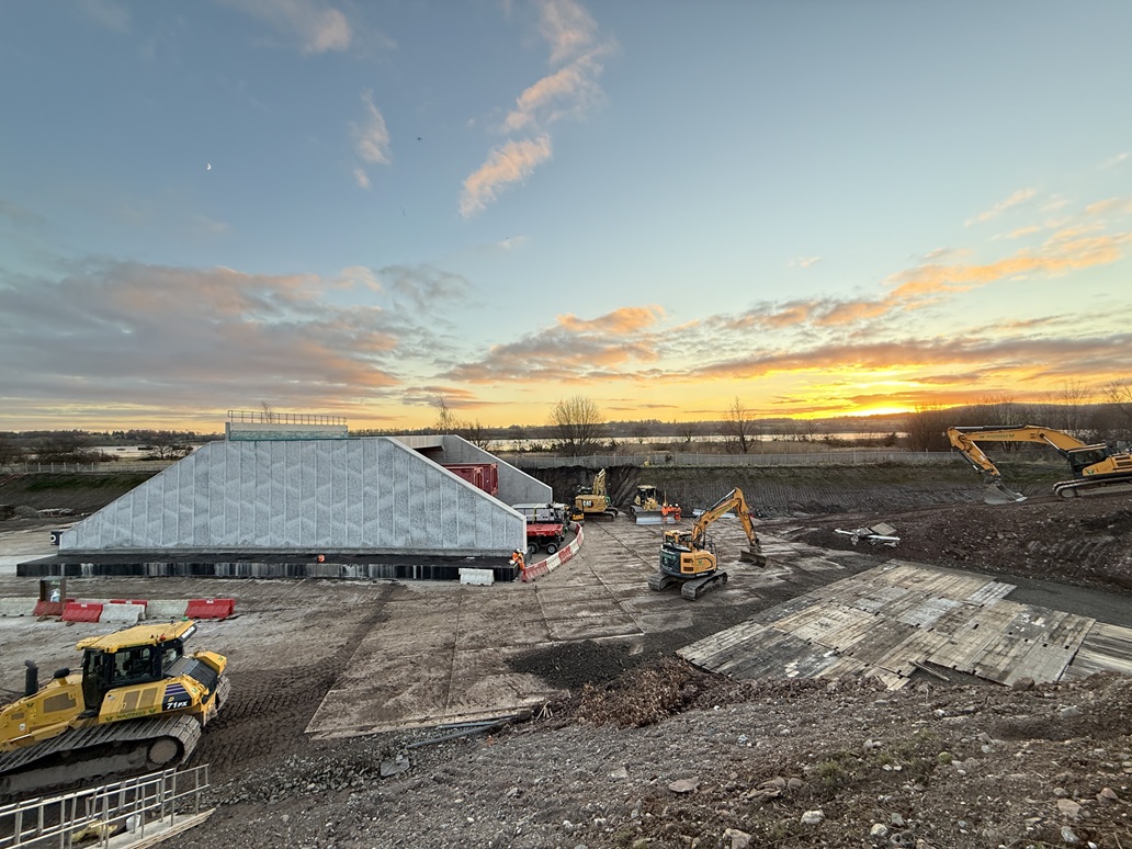 New railway bridge rolls into place in Bowling