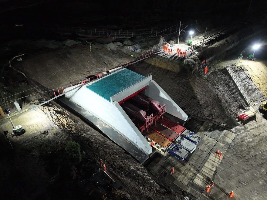 New railway bridge rolls into place in Bowling