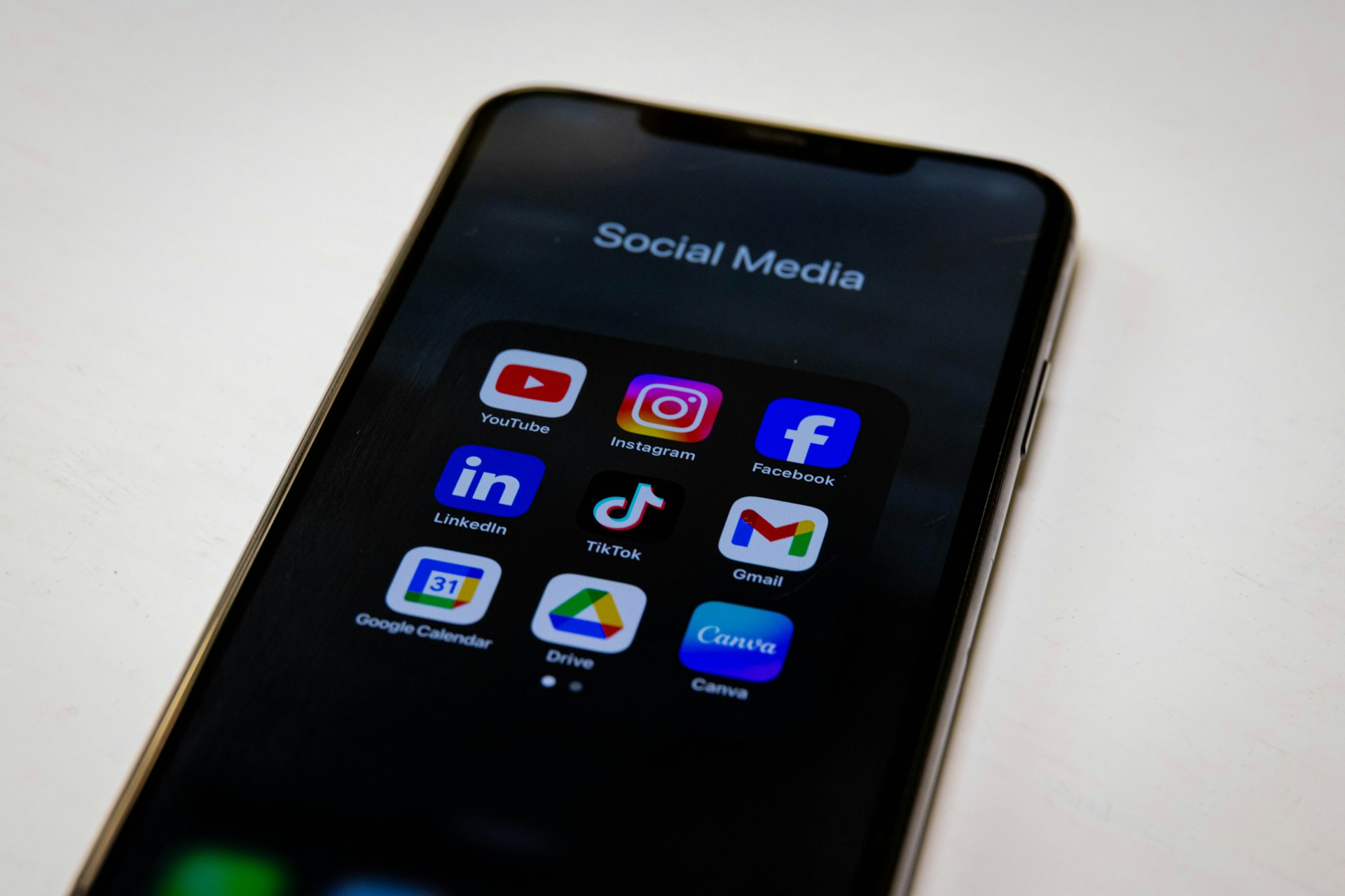 Government urged to consider social media’s role in careers guidance amid ban debate