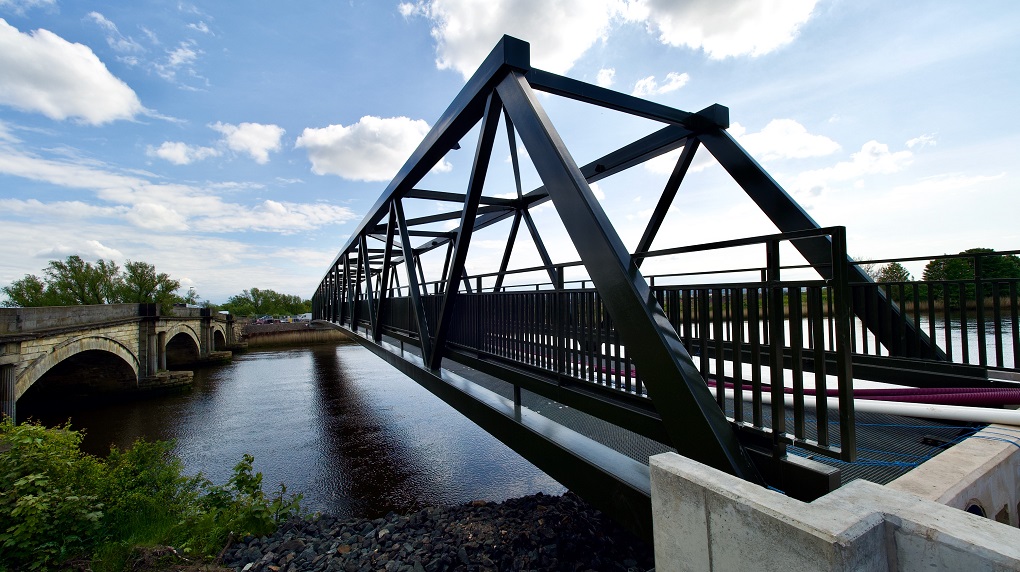 Video: New pedestrian and cycle bridge installed over Black Cart river