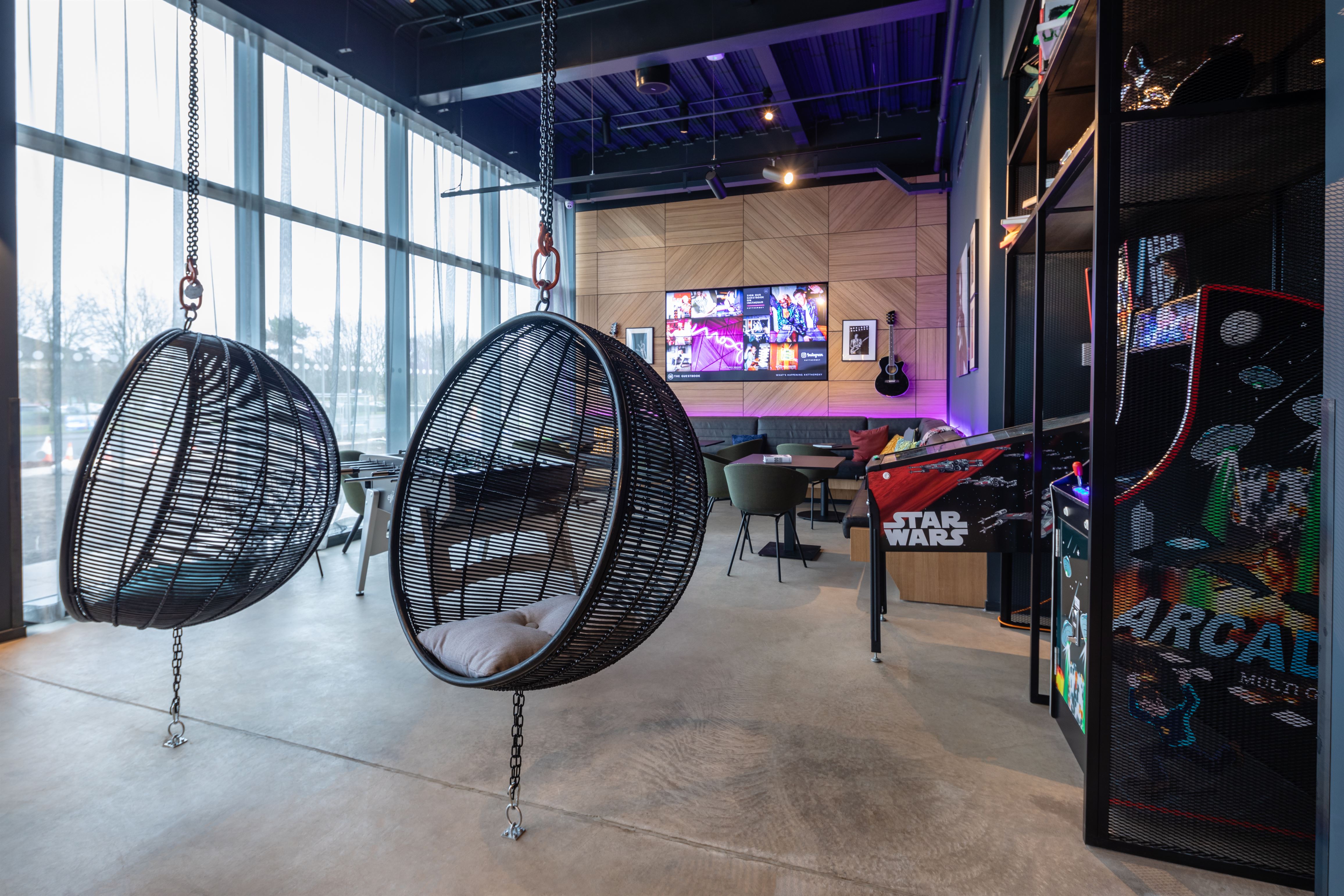 Cube Glass adds sparkle to Edinburgh’s new Moxy Hotel