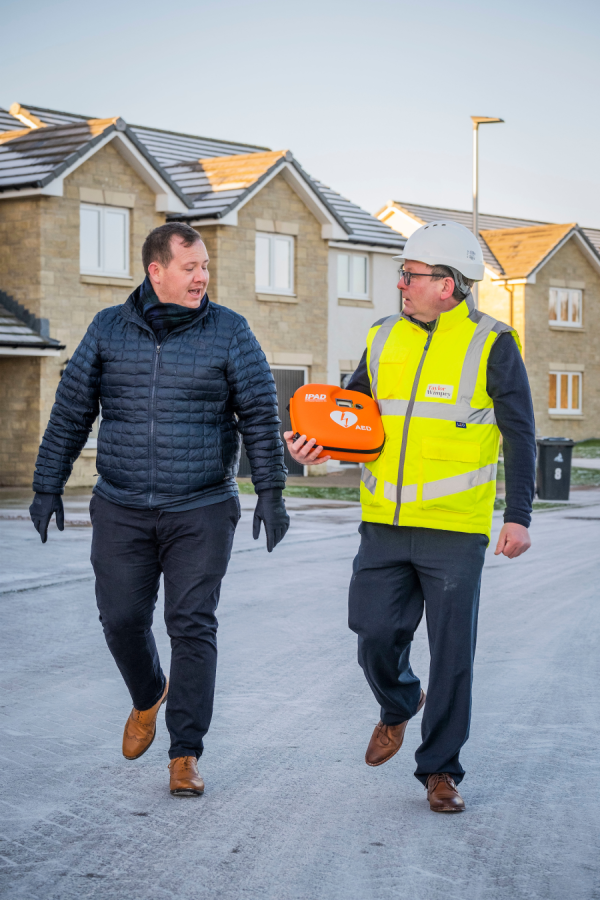 Taylor Wimpey East Scotland donates lifesaving defibrillator in Monifieth