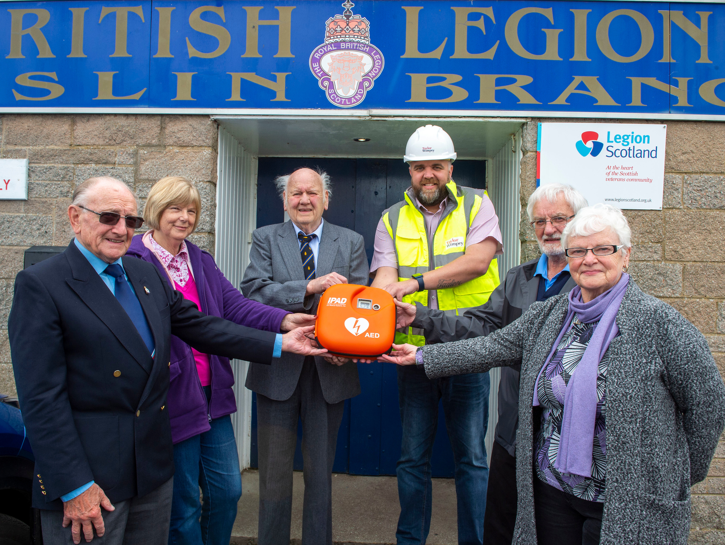 Taylor Wimpey donates life saving defibrillator in Roslin