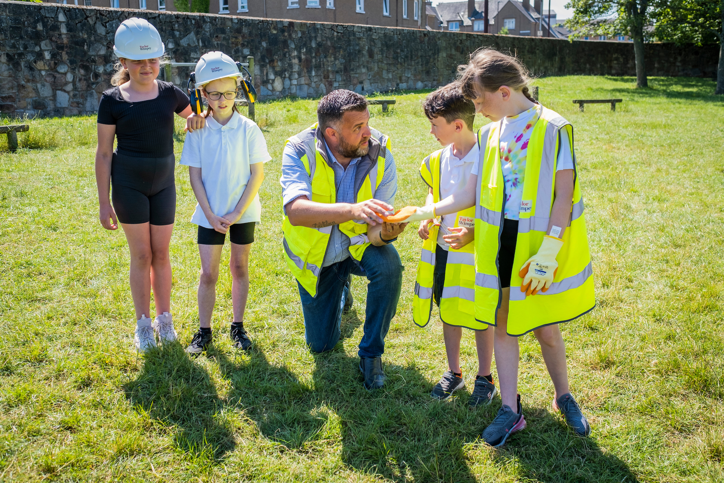 Taylor Wimpey gives lesson in safety to local school children in Edinburgh