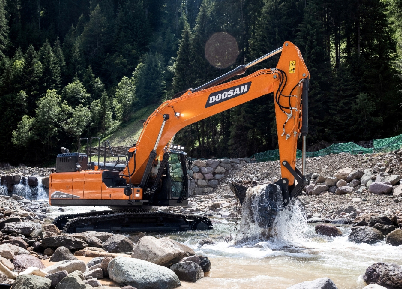 Balgownie premieres Doosan DX210LC-7 at ScotPlant 2022