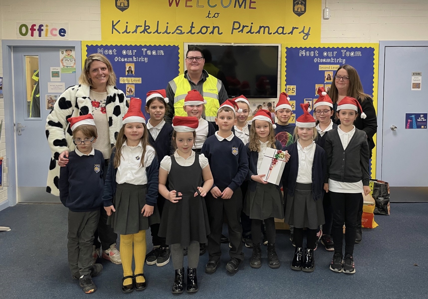 Dandara spreads seasonal cheers at Kirkliston Primary School