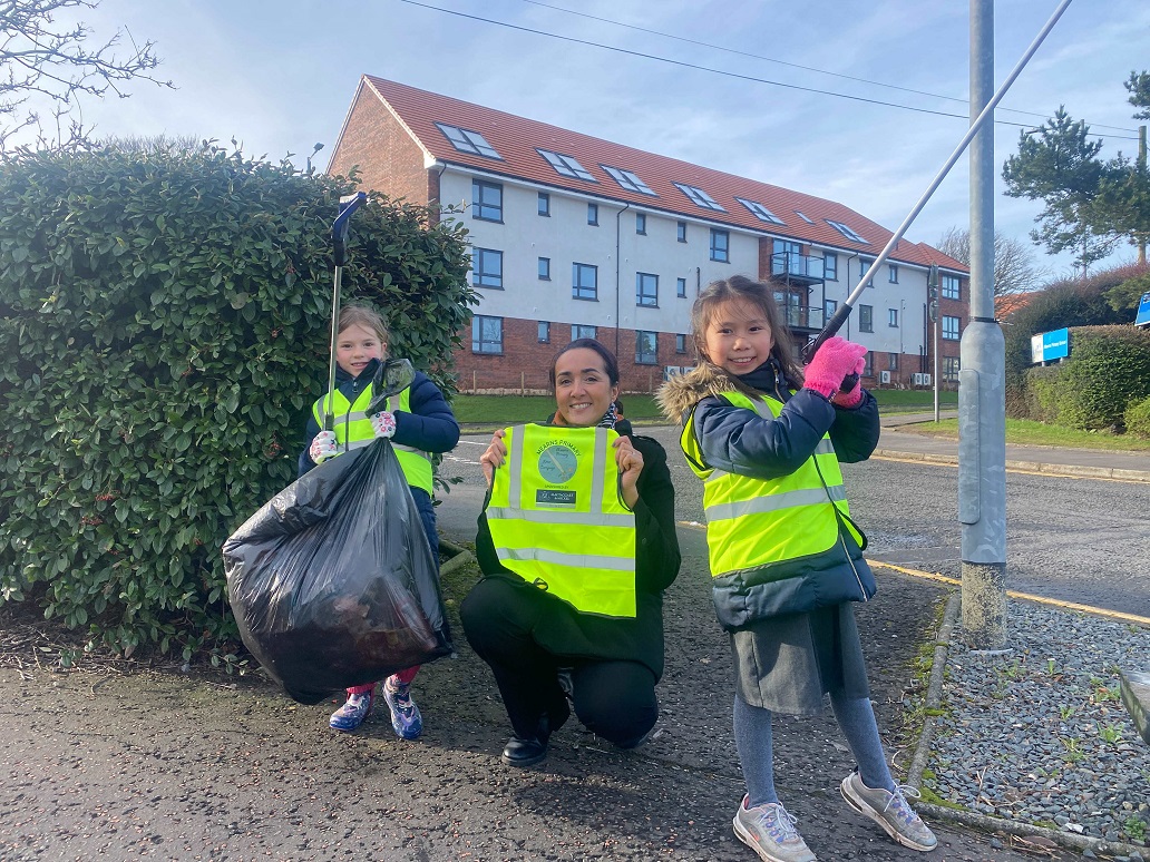 Mearns Primary team up with Mactaggart & Mickel to combat littering