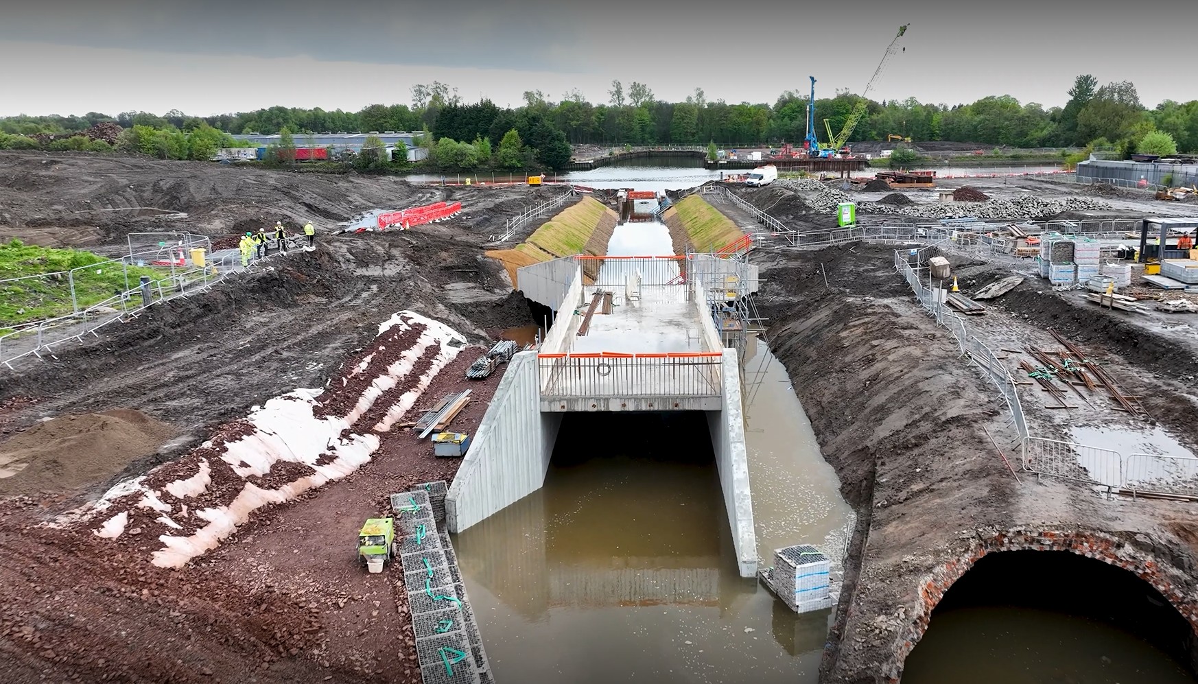Video: New water channel marks milestone in River Clyde road bridge construction
