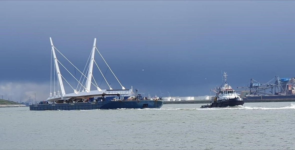 First section of the first opening road bridge over the River Clyde arrives in Renfrewshire