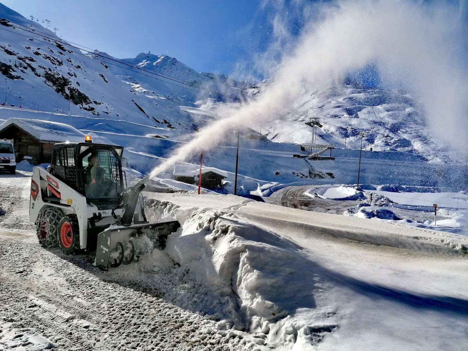 Bobcat toughness tackles extreme conditions in Val Thorens