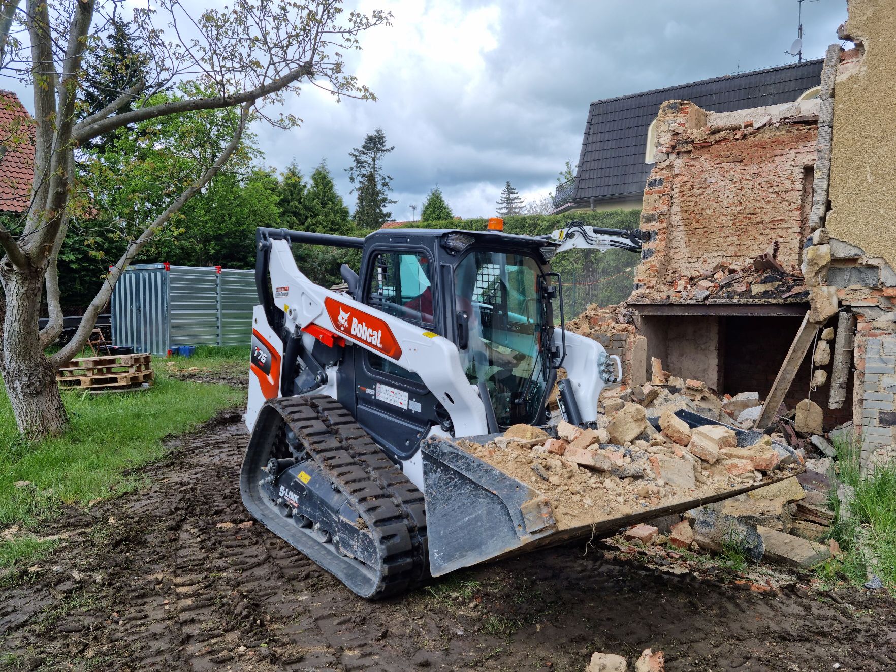 New Bobcat excavator and loader demolish house in just two days