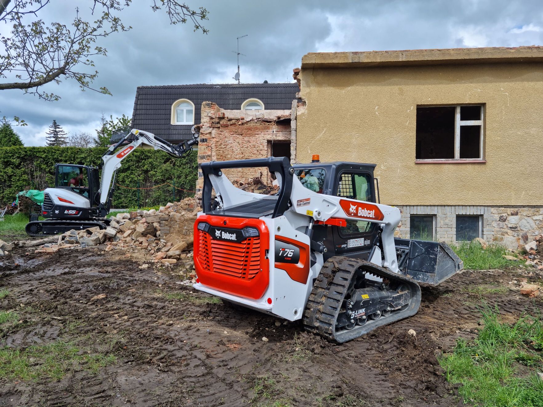 New Bobcat excavator and loader demolish house in just two days