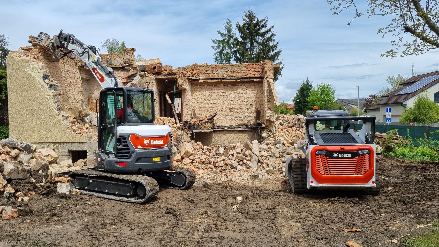 New Bobcat excavator and loader demolish house in just two days
