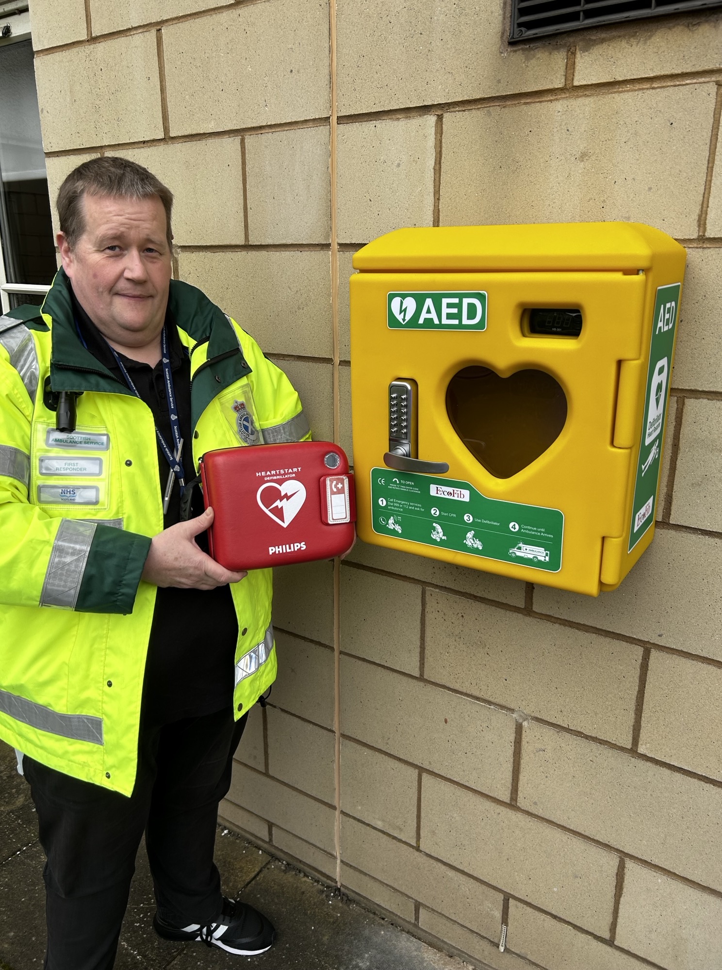 Two defibrillators installed in Linlithgow thanks to Cala support