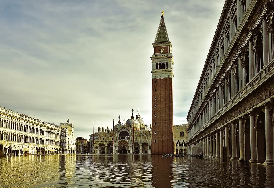 And finally... Plan for 1.2m glass wall to fend off floods from St Mark’s basilica